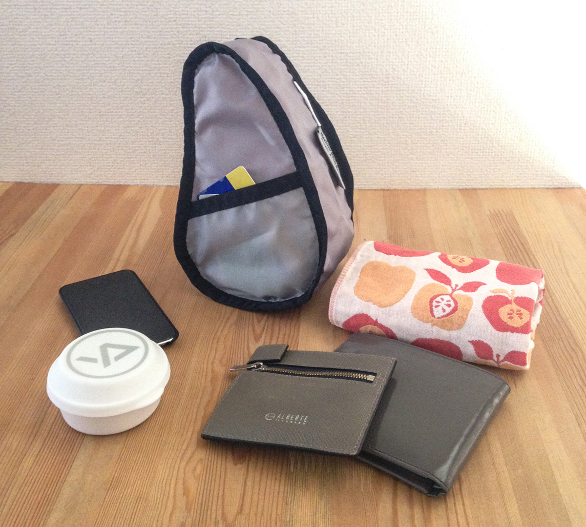 人間工学による体の丸みにフィットする「しずく型」のデザインのバッグレット|Healthy Back Bag