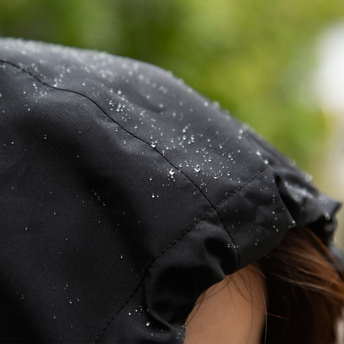 雨がスルスルと滑り落ちる撥水力。日中はサコッシュ、肌寒い朝晩はアウターに、旅やアウトドア、レジャーにぴったりな「バッグ一体型パーカー」| SANYO ENJIN