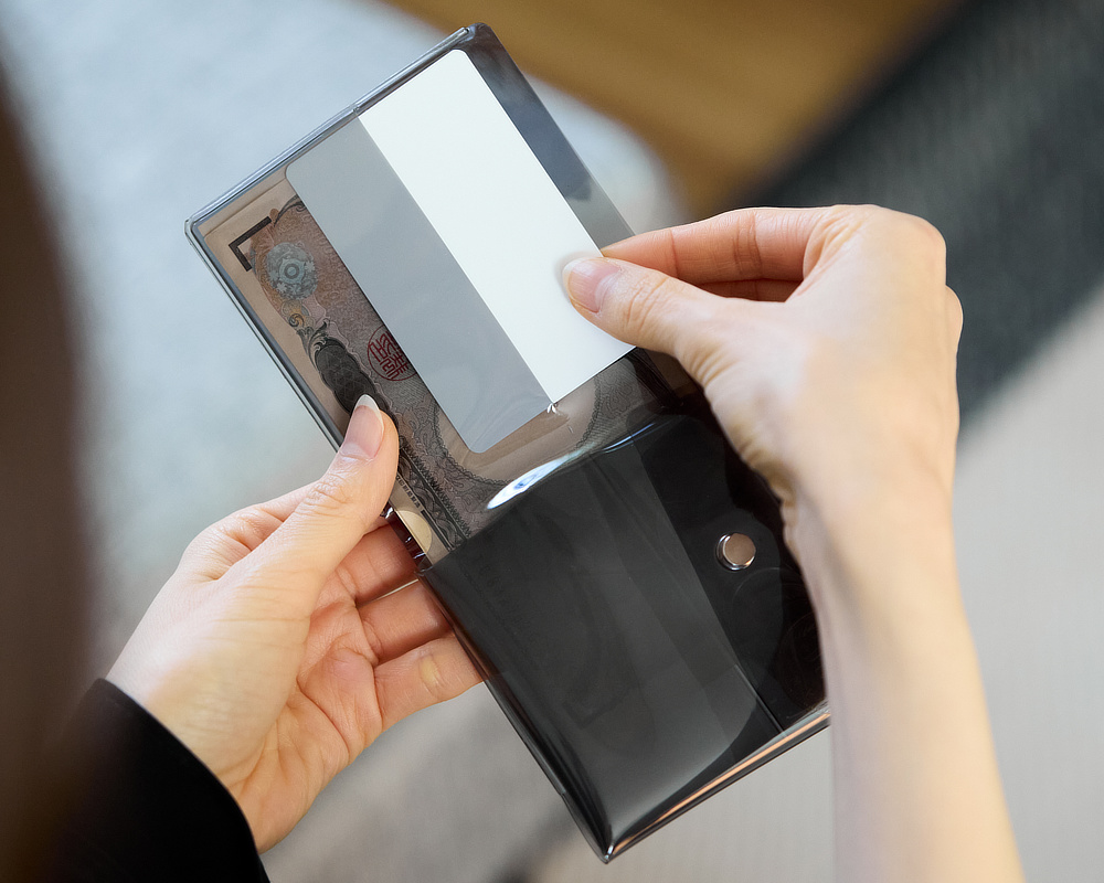 シンプルでおしゃれな見た目以上の収納力｜軽くて薄〜いクリア素材のコンビニウォレット｜コンパクトでミニマムな財布『sugata（スガタ）』