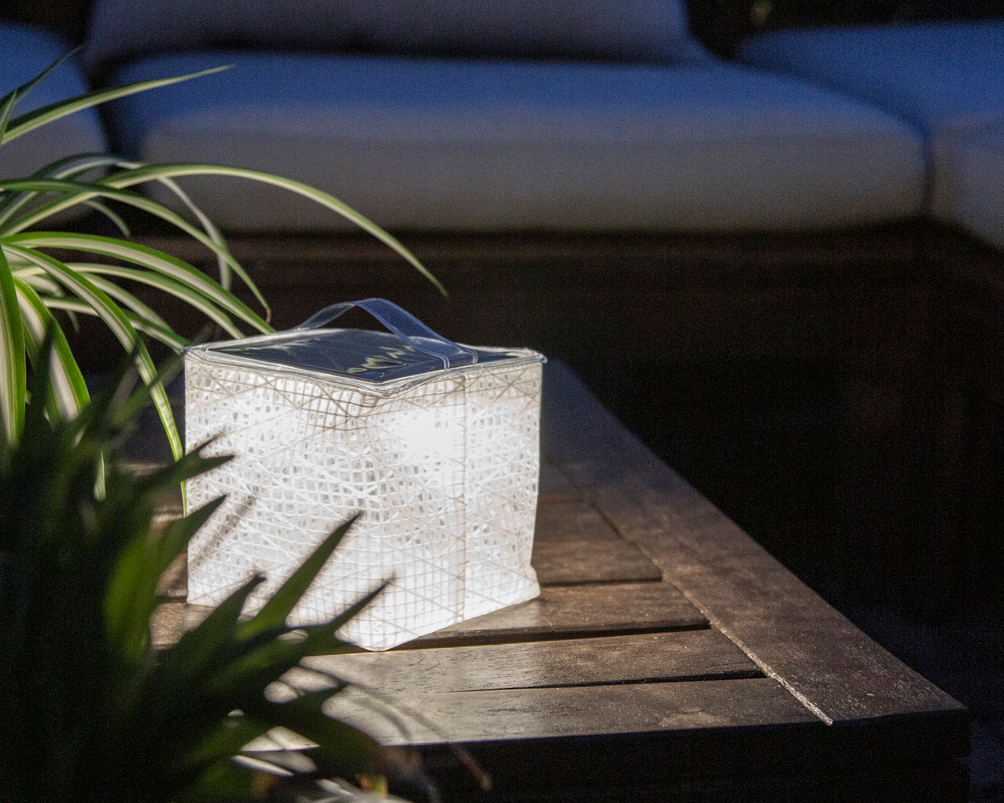 電気も燃料もいらない、日光の下に置いておくだけで充電できる。長時間、明かりを照らせる。薄さ1.2cmに畳める超軽量ソーラー充電式ライト(ランタン)で、いつも太陽の光がそばに|carry the sun