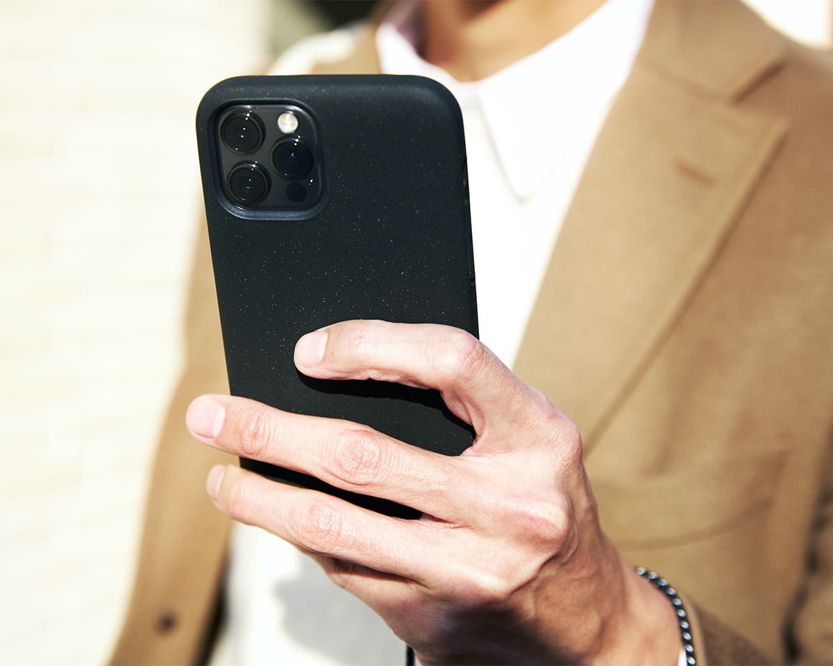 使い勝手もバツグン。薄型で丸みを帯びた側面は、長時間スマホを持っていても手が痛くなりにくいから、動画視聴やスマホゲームをする方にもおすすめのスマホケース・カバー|LANDER MOAB CASE(ランダー)