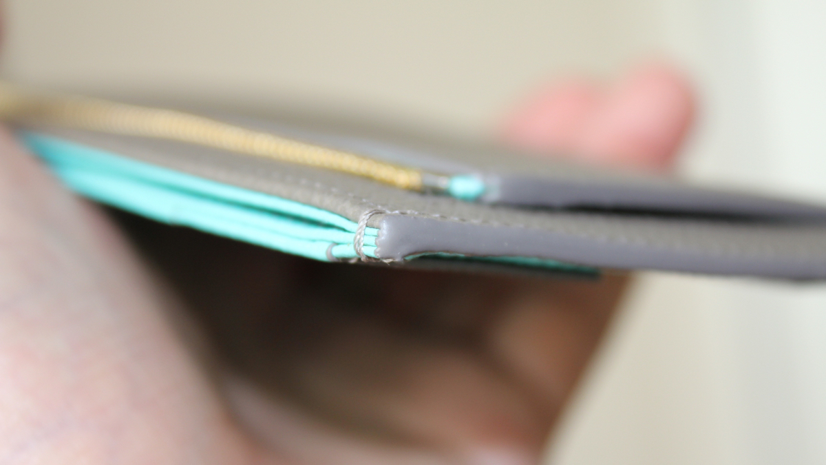 あなたの動きも思考も、スマートにしてくれる美しい薄さの革財布(カードホルダー)|ALBERTE