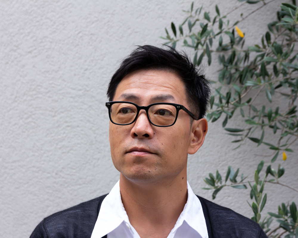 シンプルなデザインなのに装着した時に静かな存在感が光る。職人の“腕”とものづくりへの真摯な“姿勢”の賜物の「老眼鏡」(MONOCOオリジナル企画)|LAUGHWRINKLES