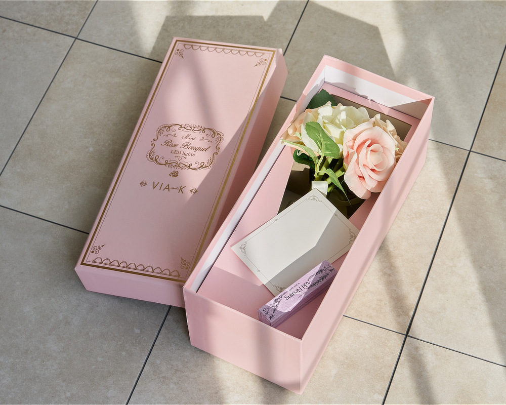 《ギフトセット/ローズ/アロマスプレーと専用ベース付き》昼はアートフラワー、夜はあたたかなムードライトになる「ローズブーケLED(ホワイト)」|VIA K STUDIOヴィアケースタジオ