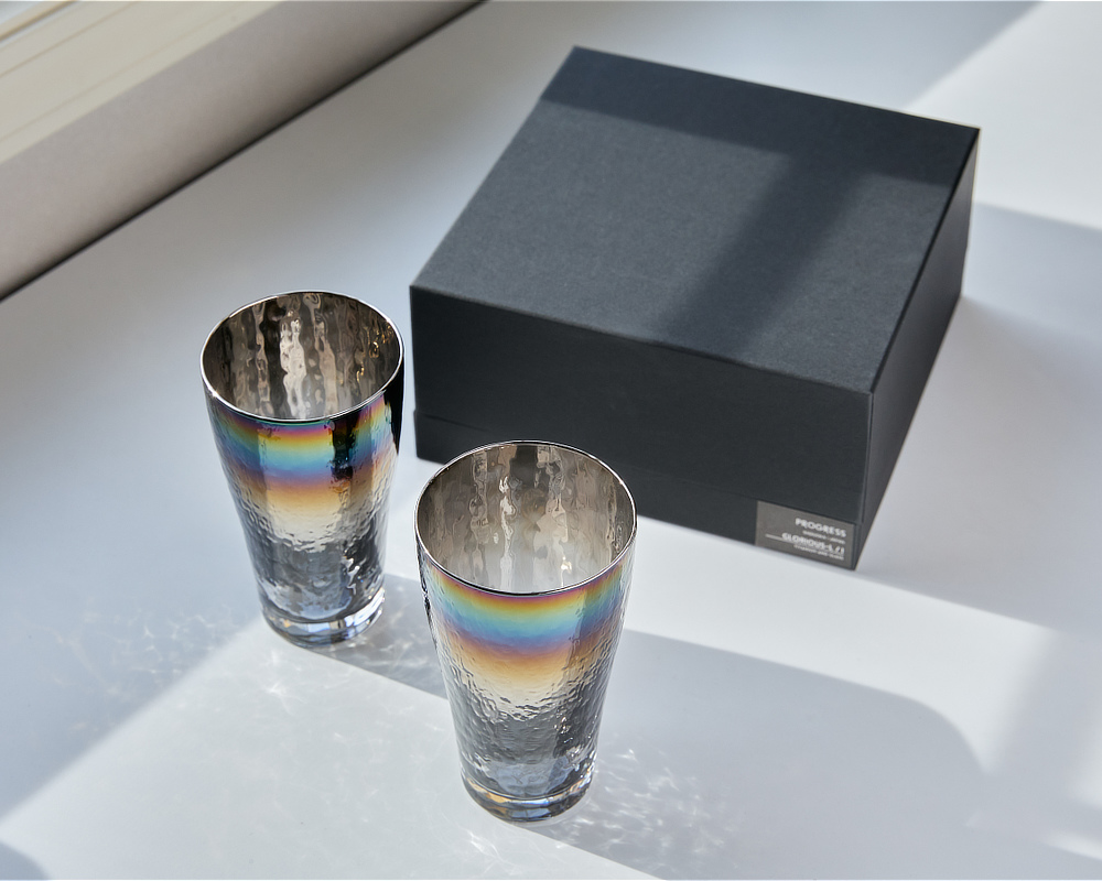 お酒好きの人へのプレゼントにぴったりのギフトボックス入り｜オーロラの光彩にまろやかな味わいになる『PROGRESS（プログレス）』の純チタンコーティンググラス（日本製・メイドインジャパン）