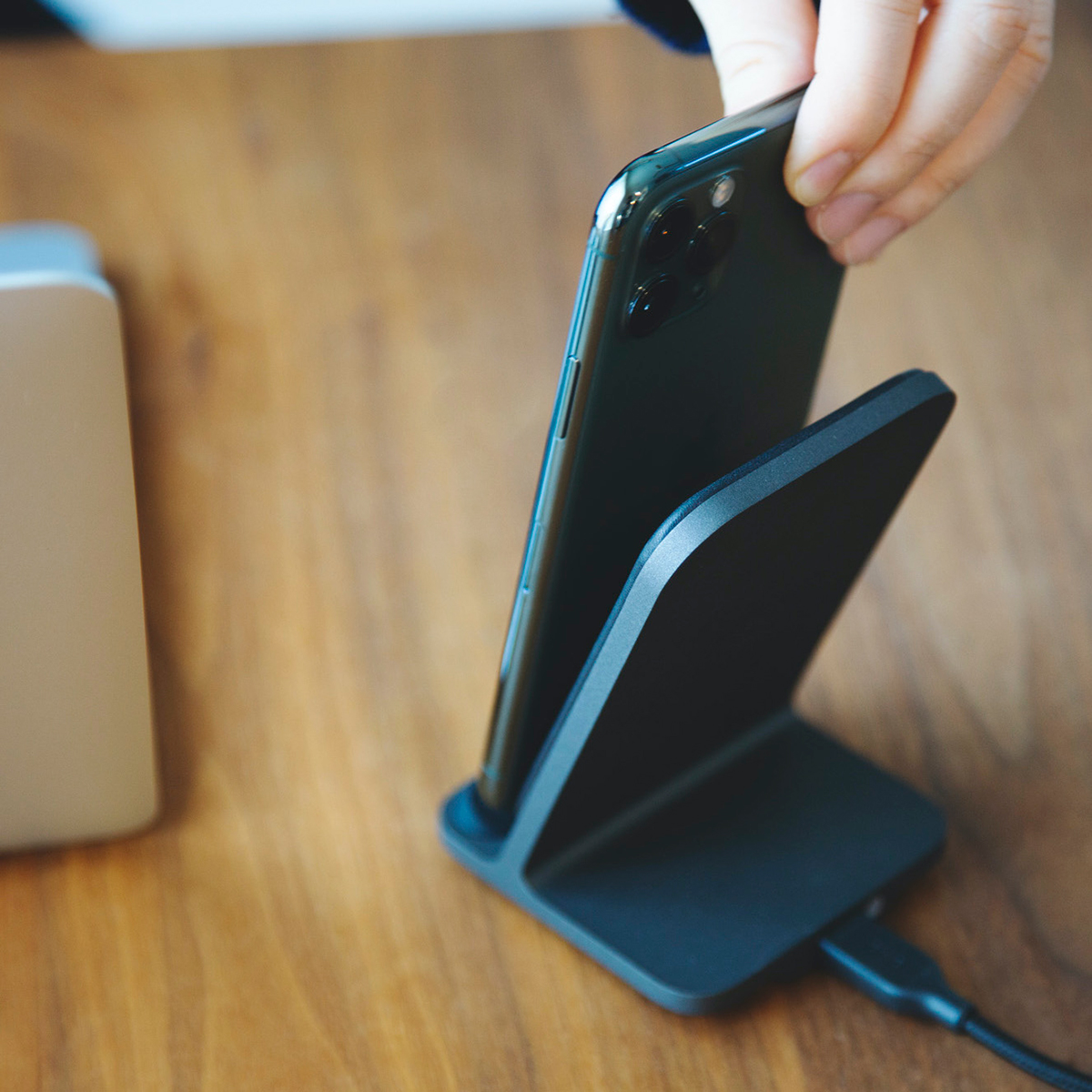 置くだけのカンタン充電で、ケーブルを接続する煩わしさもありません。iPhone、AirPodsを置くだけで美しく充電、そのままスマホチェックも快適な「ワイヤレス充電スタンド」| NOMAD | Base Station