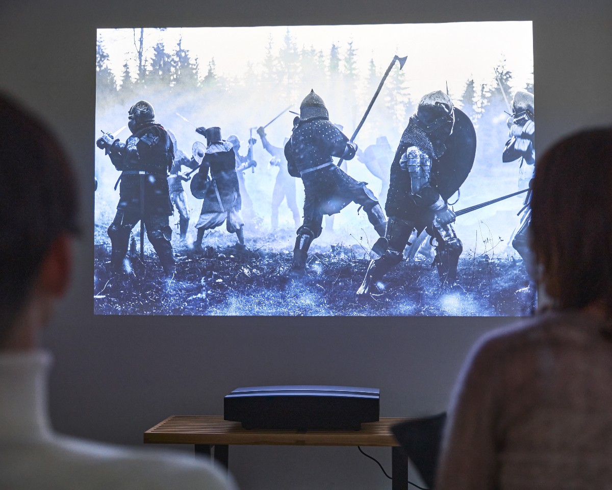 圧巻!リビングで100インチの4K映像|簡単設定、くっきり明るい4K、胸に迫るサウンド。ドラマに、スポーツに、どっぷり浸れる「家庭用プロジェクター」|XGIMI AURA(エクスジミー オーラ)