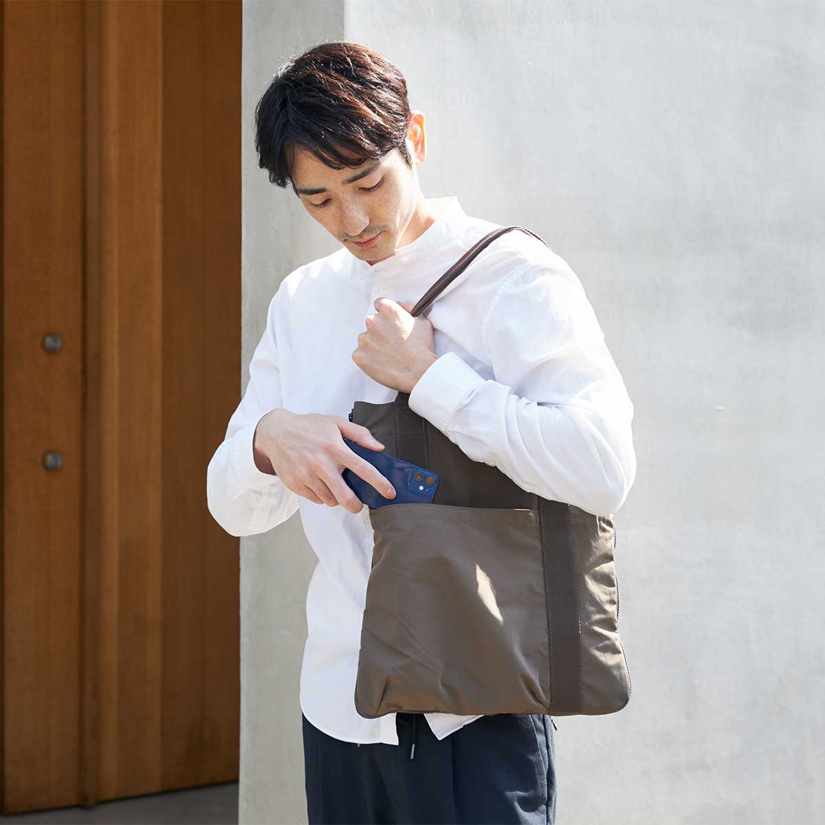 長財布、スマホ、キーケースくらいは、余裕で収納できる、手が入りやすい、ふっくら外ポケット。薄型トートバッグが大容量バッグに変身するバッグ|WARPトランスフォームジッパーバッグ