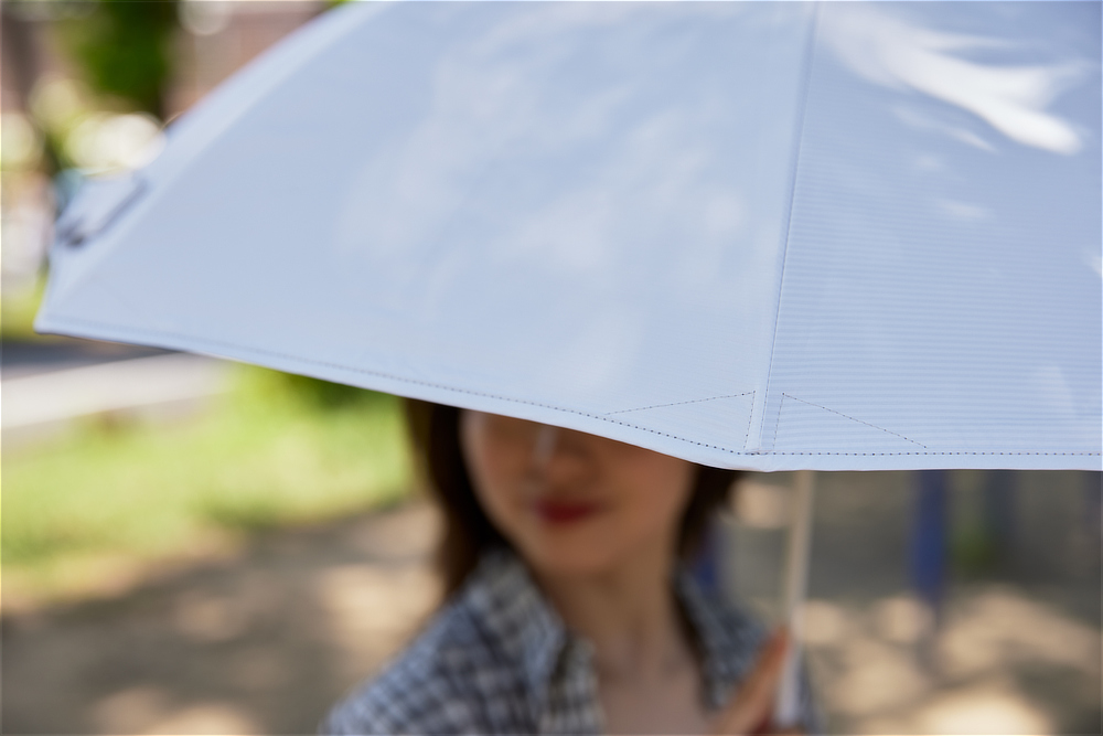 Image: https://1fl0kyr79c.user-space.cdn.idcfcloud.net/photographes/430221b61f5cd48c86081ce62d7d033d.jpg コンパクトかつ軽量|強い日差しも熱もブロックするから夏の暑熱ストレスを減らします。チタンを練り込んだ生地を使った、晴雨兼用傘『+TIC COOL SHADE(プラスチック クールシェイド)』