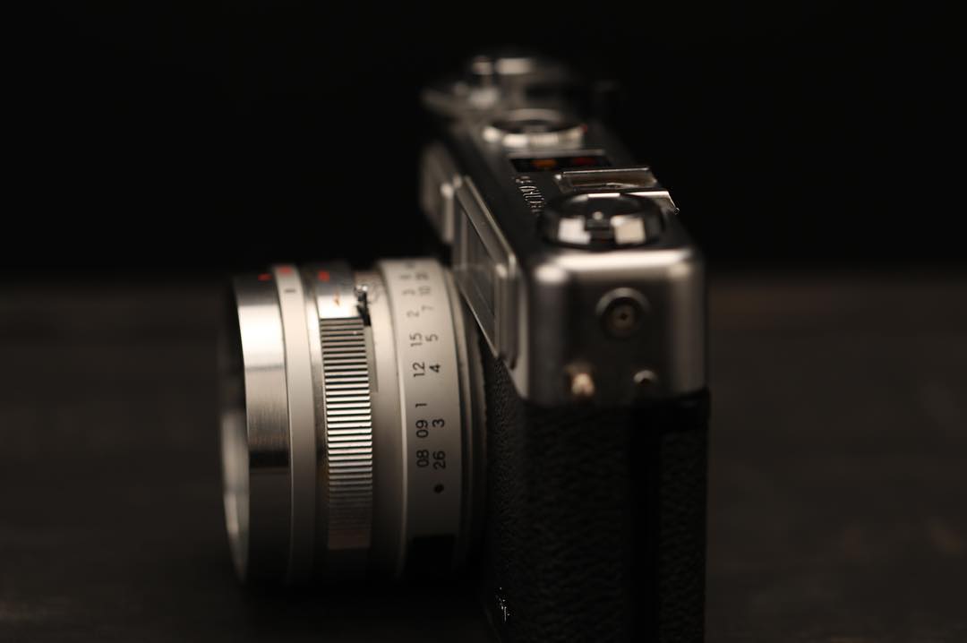 「YASHICA」は、1965年に世界初の電子制御シャッターを搭載した「ヤシカエレクトロ35」をつくった、日本の伝説カメラメーカーの名前。トイデジカメ|YASHICA