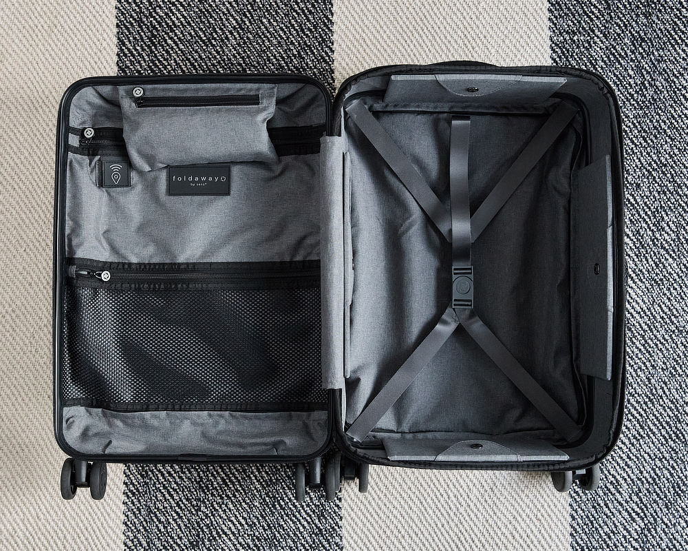スーツケースの紛失防止対策として、「seek my senz」システムを搭載。｜空港で、観光地で、旅スタイルをスタイリッシュに。薄くたためてスリムに収納できる。スーツケース「senz°（センズ）oldaway（フォルダウェイ）」