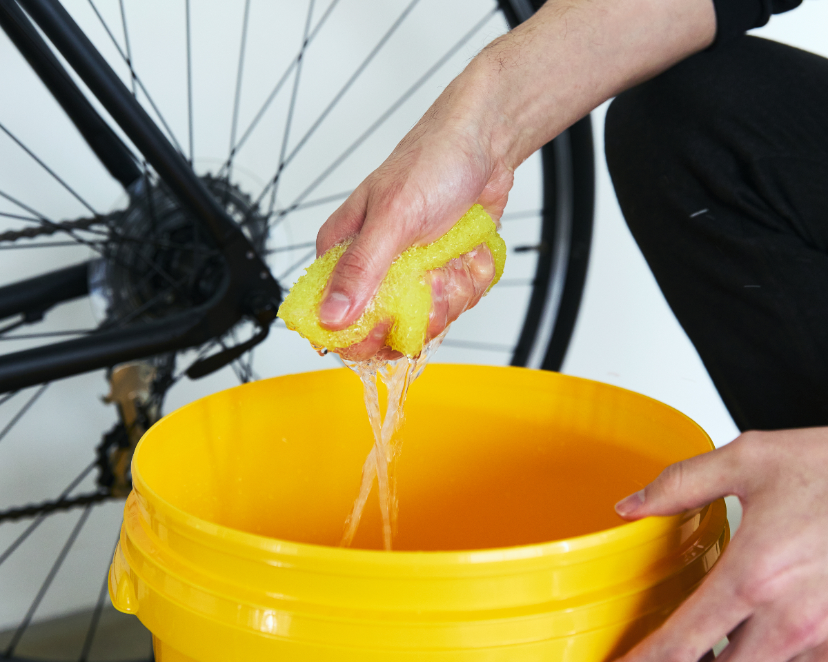 握っているのが気持ちいいほど、モッチモチの質感に。食器の形状にしなやかにフィットして、豊かな弾力で洗いごたえ抜群です。冷水をかけるとタワシのように硬く、温水をかけるとしなやかなスポンジになる『Scrub Daddy(スクラブダディー)』