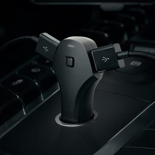 リバーシブルUSBポートが2つついた、アプリが運転ルートを自動記録、駐車位置や制限時間もお知らせする「車用スマホ充電器」|ZUSスマートカーチャージャー