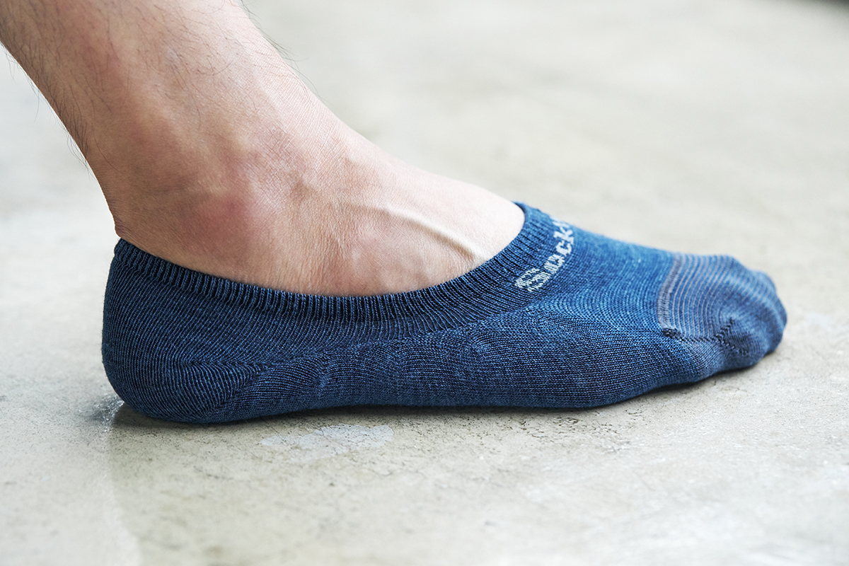 立体編みと履き口の深さで、脱げにくさをデザイン|天然のエアコンと言われるメリノウールを使用。脱げにくく、ムレ知らずのフットカバー|Sockwell(ソックウェル)