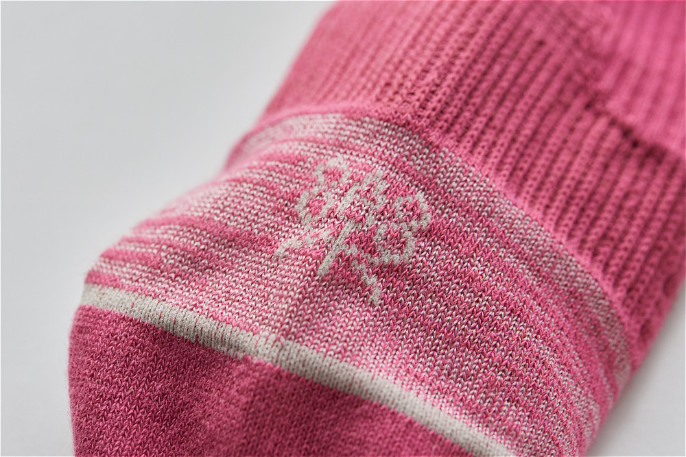 靴下の表裏ともすべり止め効果があるので、「靴の中の靴下」と「靴下の中の足」の両方のズレを防ぎます。|長時間履いても疲れにくい靴下。土踏まずを下支えして、足底筋をサポートするECONOLEG(エコノレッグ)の「疲れしらずのくつした®」