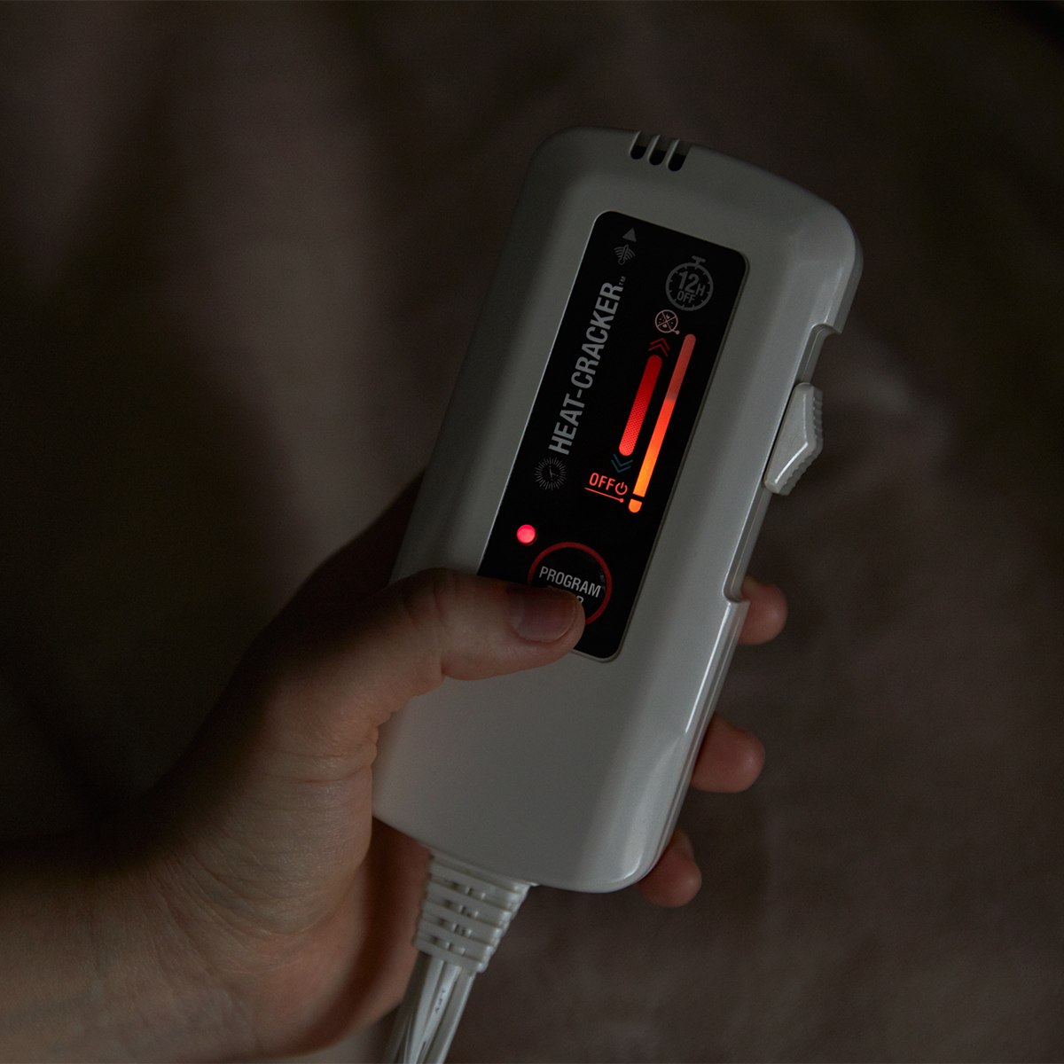 真夜中の寝ぼけ眼での操作も快適!あなたの睡眠サイクルに合わせて、電源が自動オンオフ!洗濯機で丸洗いできる「電気毛布」|HEAT-CRACKER