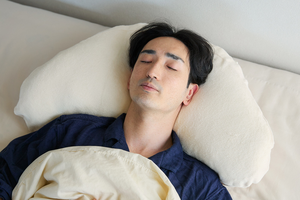 仰向けでも快適に頭を支えられる。横向き寝 専用枕『YOKONEGU Premium（ヨコネグプレミアム）』（抱きまくら）