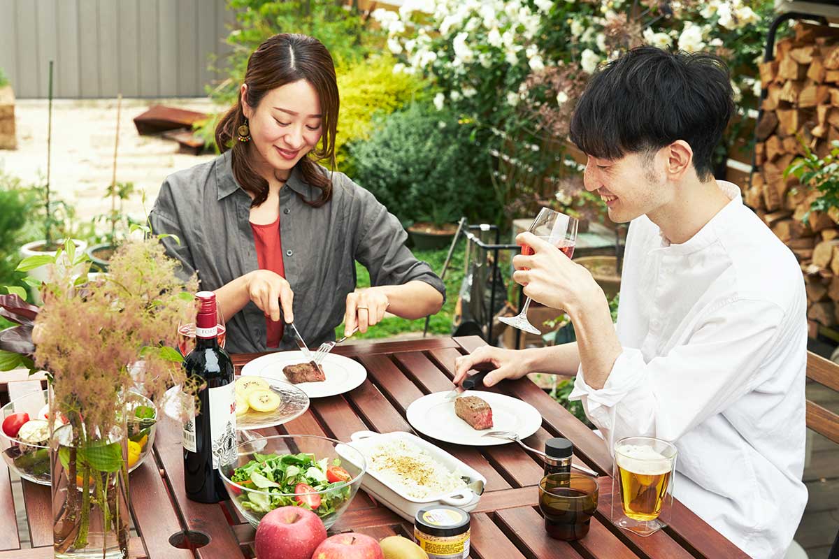 Image: https://1fl0kyr79c.user-space.cdn.idcfcloud.net/photographes/86e1cefe0547b22f6c1e85ebcc806010.jpg 思いっきり、かぶりつけば、日常から離れて、自然と一体になったような充足感。ロッキー山脈の雪解け水と牧草が育む、上質の赤身肉(Tボーンステーキ・ハンバーグ)|COWMAN STEAK CLUBカウマンステーキクラブ)