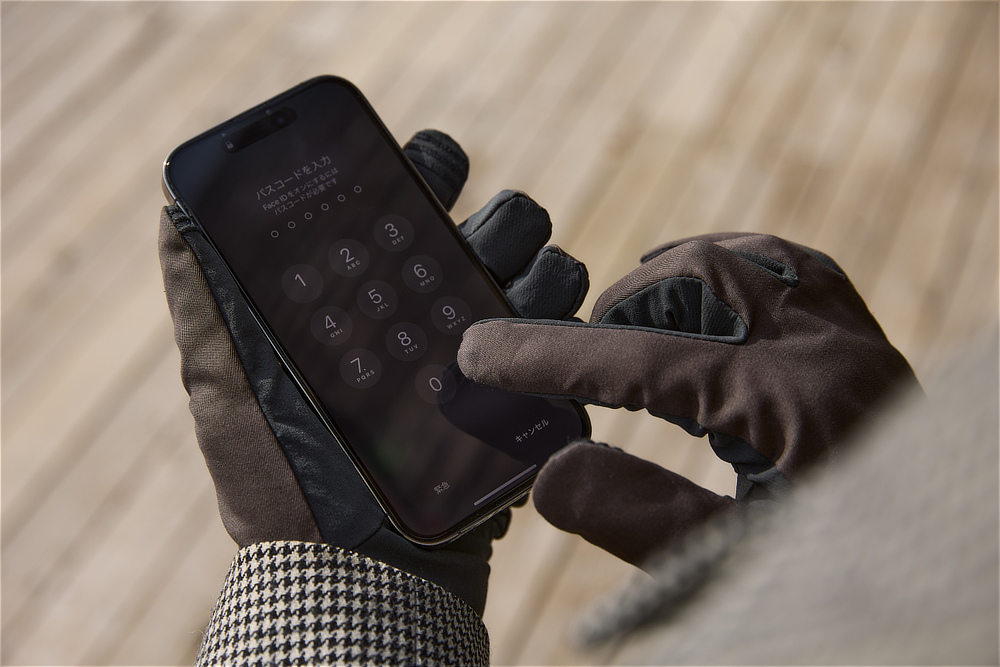 上品な形はそのままに、撥水性と発熱性を備えた、機能的でミニマルな「classic tech」｜手袋の町東かがわ市で生まれた選りすぐりの手袋・グローブ「tet.（テト）」