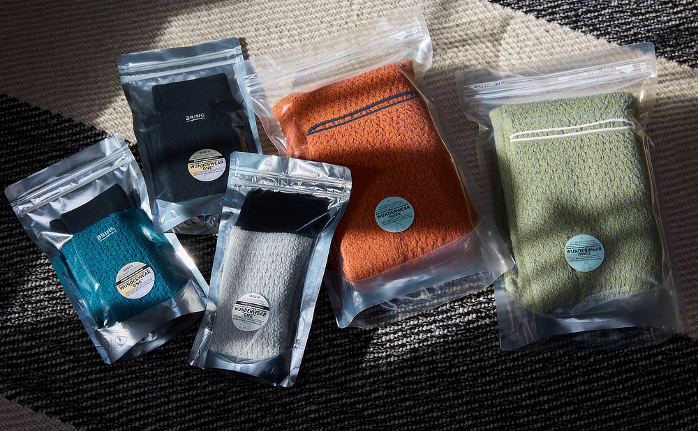 Image: https://1fl0kyr79c.user-space.cdn.idcfcloud.net/photographes/471063f9994b486682a628991986bf37.jpg 再利用可能なジッパー付きの袋入り||《クルーネックニット/男女兼用》自然な調湿・調温・防臭、フリーな履き心地の「WUNDER WEAR CREWNECK」|BRING