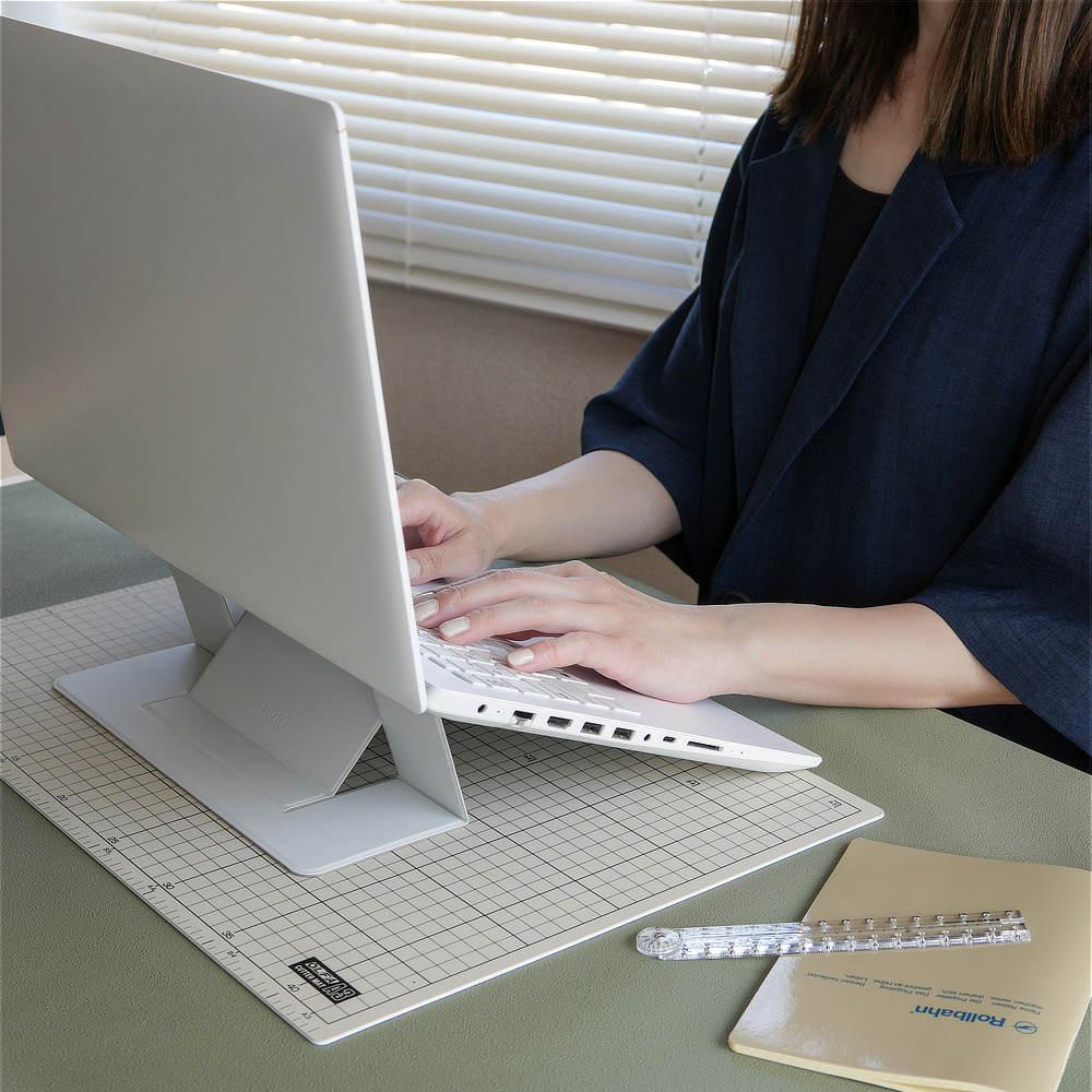 Image: https://1fl0kyr79c.user-space.cdn.idcfcloud.net/photographes/48b10af9ee5db2fc764cd98dc569acdb.jpg 薄さ4.1ミリ!目線が上がって、姿勢ラクラクな「多機能スタンド」|MOFT(非粘着タイプ)