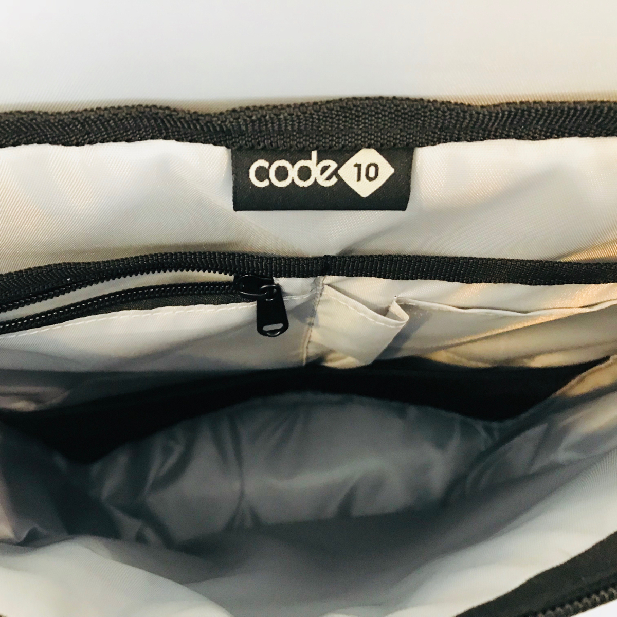 前面・側面・背面・底面すべてに衝撃吸収パッドが入っているバックパック《DAYPACK》|Code 10(コードテン)