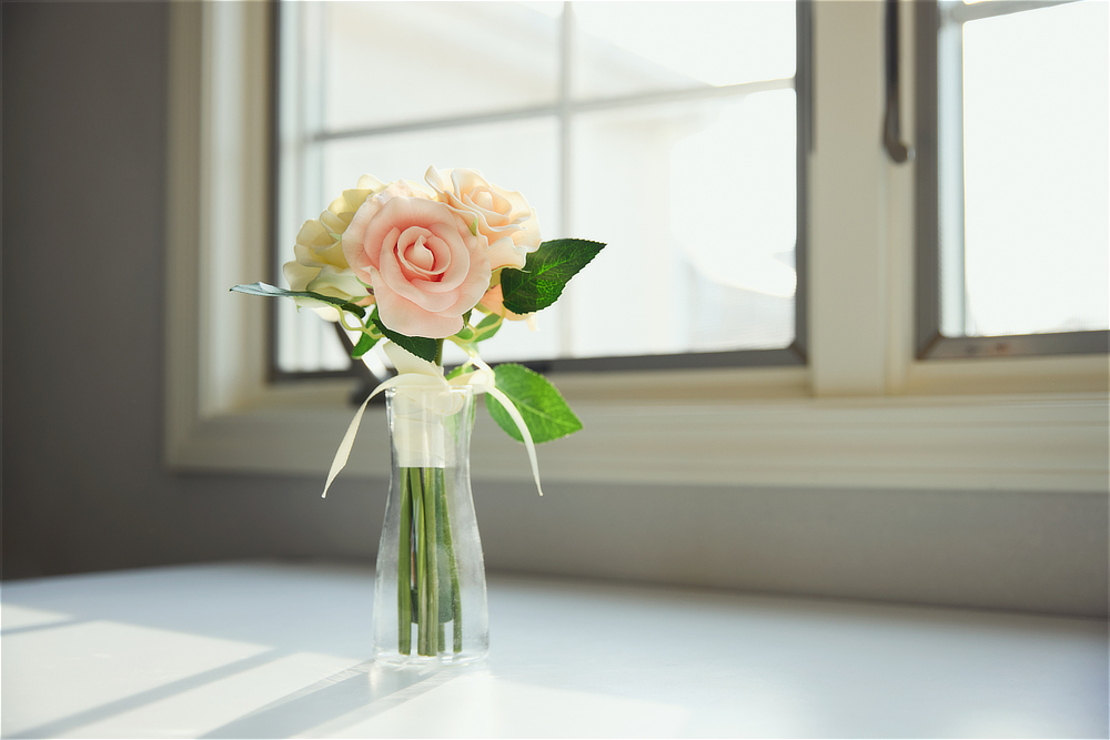 Image: https://1fl0kyr79c.user-space.cdn.idcfcloud.net/photographes/4afe26ac34622b0ddd78cfdf2c4304ab.jpg 《ギフトセット/ローズ/アロマスプレーと専用ベース付き》昼はアートフラワー、夜はあたたかなムードライトになる「ローズブーケLED(ホワイト)」|VIA K STUDIOヴィアケースタジオ