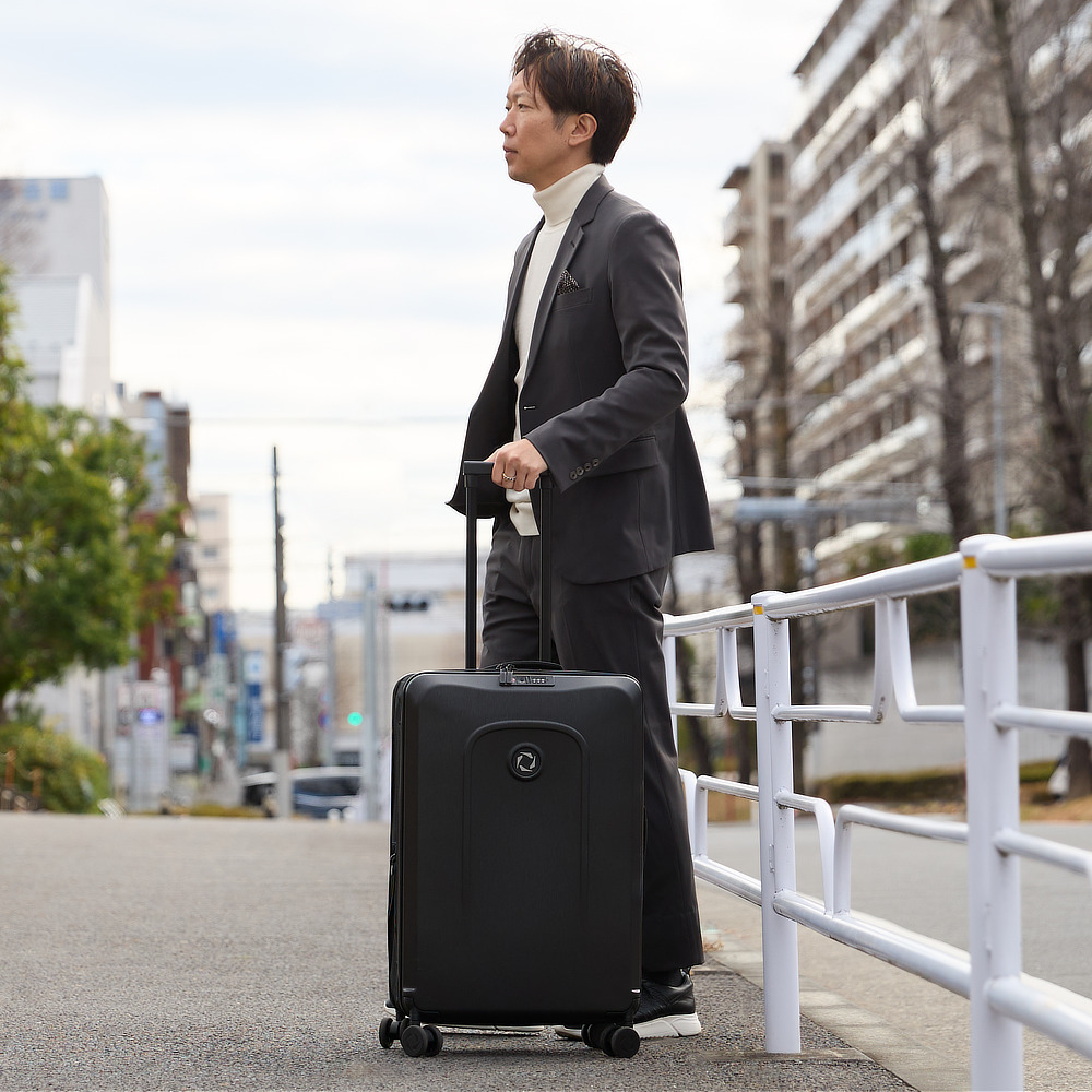 表側の前面・背面は丈夫なポリカーボネート。マチの生地部分も、内側に丈夫なフラップを立てる仕組みで安心｜空港で、観光地で、旅スタイルをスタイリッシュに。薄くたためてスリムに収納できる。スーツケース「senz°（センズ）oldaway（フォルダウェイ）」