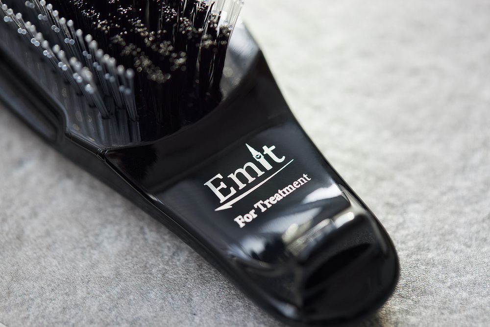 髪が驚くほど見違えるブラシ|髪のうねりもパサつきも抑えられて、キューティクルがツヤツヤに。プロのヘアケア施術を3700本の極細ピンで再現する「トリートメントブラシ」|EMIT(エミット)