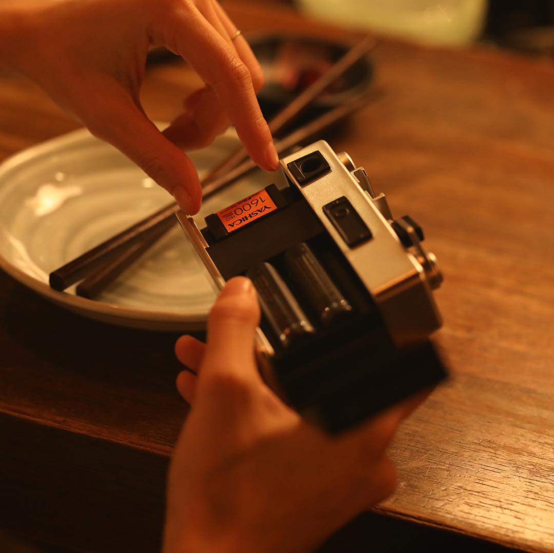 見た目は、昔ながらのフィルムそのもの。実は、「デジフィルム」は入れ替え自在のフィルター。トイデジカメ|YASHICA