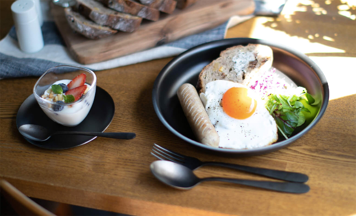 食材や料理を乗せるだけで、もてなしが完成。おいしい彩りをグッと引き出してくれる、スタイリッシュな黒染めステンレスの食器(お皿)|KURO(96)クロ
