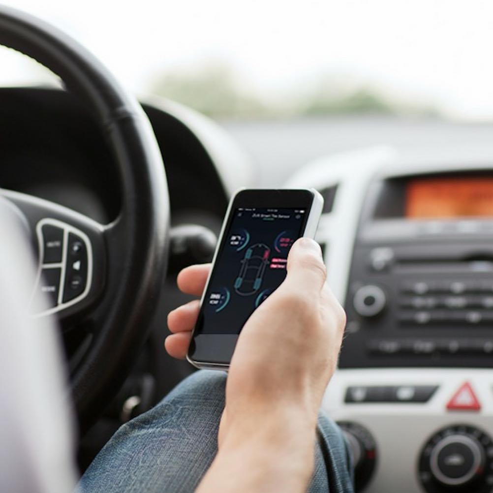 スマホの充電だけでなく、まるで執事のように、あなたのドライブを丸ごとサポートしてくれる「車用スマホ充電器」|ZUSスマートカーチャージャー