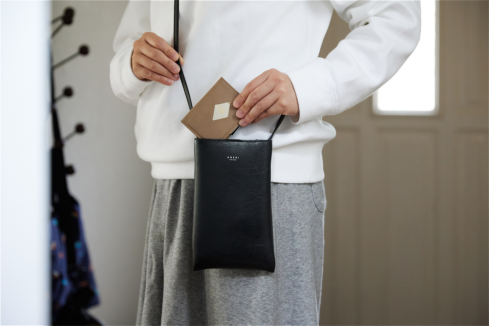 二つ折り財布を卒業できそう。普段使うカードだけを選抜し、お札もコインも数枚収納できる｜スキミング防止機能付、１軍カードに直アクセス、コイン・お札も入るコンパクト財布（ウォレット）｜EXENTRI（エキセントリ）