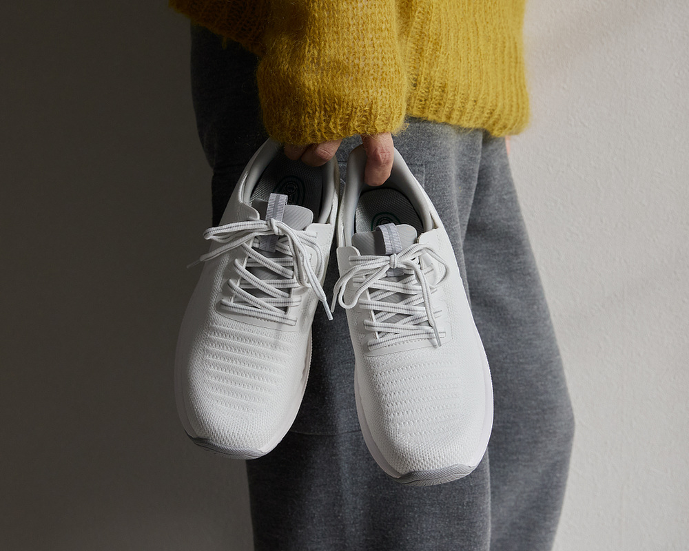 1984年に設立されたアメリカのフットウェアブランド。生体医工学博士号を持つ兄、機械工学修士号を持つ弟の兄弟が手がけています。｜スッと履けて、すっぽりフィットする「コンフォートスニーカー」｜Orthofeet（オーソフィート）