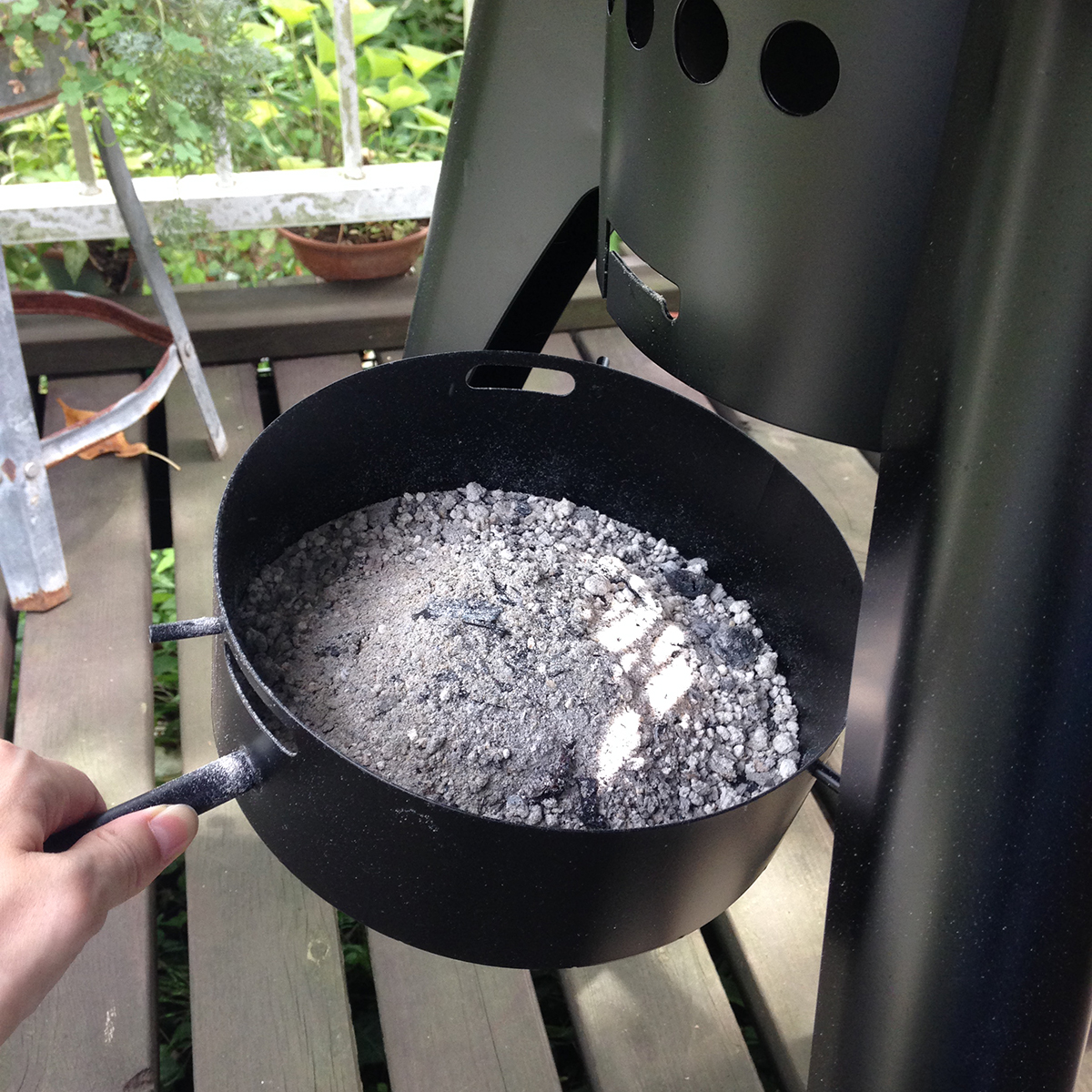 便利な灰取り用トレイ|焼きながら、網を“横に上下に”動かして火加減自在の「BBQグリル」|SWINGGRILL