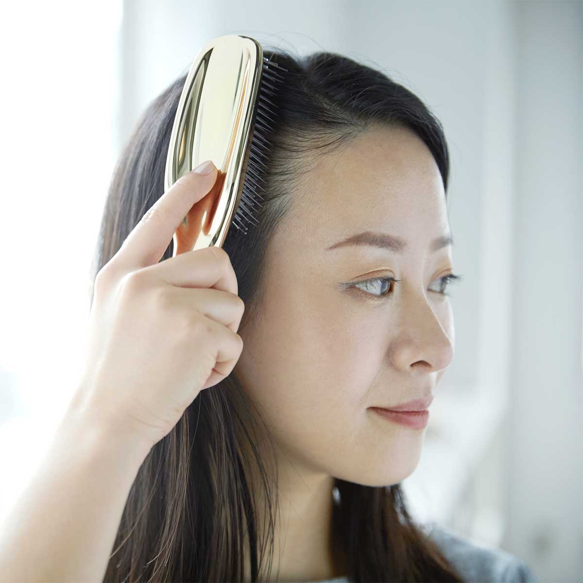 髪がパサつく、切れ毛や抜け毛が増えてきたという人は、「頭皮ケア」を始めましょう。スカルプブラシ(育毛ブラシ)|SCALP BRUSH(スカルプブラシ)