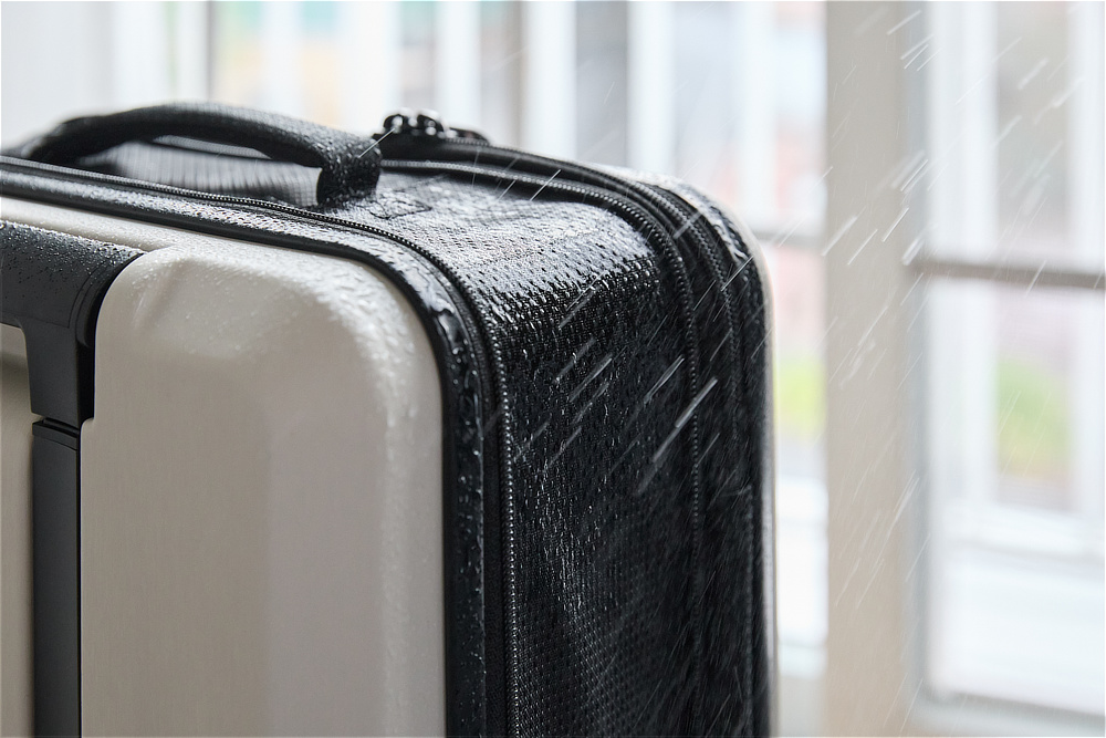 マチの生地部分は、撥水加工済みのナイロン製。雨や湿気、飲み物をこぼしてしまったとしても、水の侵入を防ぎます。薄くたためてスリムに収納できる。スーツケース「senz°（センズ）oldaway（フォルダウェイ）」