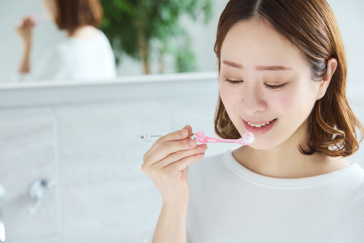 ズボラでも、歯並びが悪くても、矯正中でも、入れ歯ユーザーにもおすすめ|15000本の極細毛で歯垢をからめとる「ロール歯ブラシ」|プラークリムーバー クルン