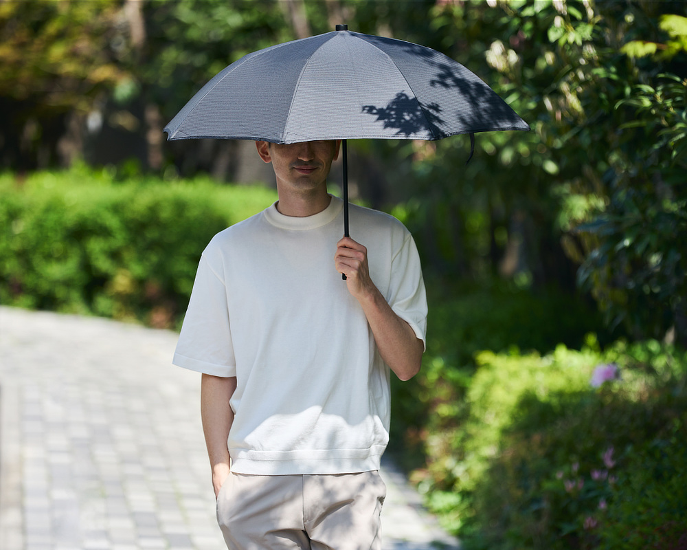 Image: https://1fl0kyr79c.user-space.cdn.idcfcloud.net/photographes/5293b5fa41594d72ac1af29dbabb84f1.jpg 強い日差しも突然の雨も、余裕でブロック|強い日差しも熱もブロックするから夏の暑熱ストレスを減らします。チタンを練り込んだ生地を使った、晴雨兼用傘『+TIC COOL SHADE(プラスチック クールシェイド)』