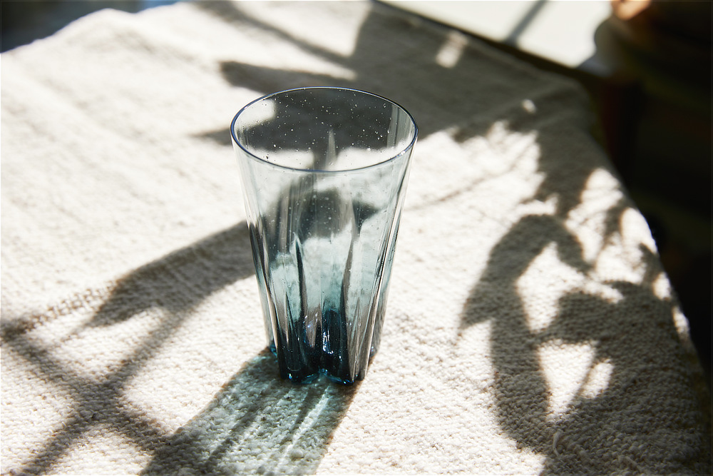 細口のカタチだからビールはもちろん、ハイボールやアイスコーヒー、麦茶など、氷を入れた飲み物にぴったり｜北海道小樽のガラスメーカー「深川硝子工芸」の職人技。メイドインジャパン・日本製の「桜型の水滴」が残るロックグラス・タンブラー（桐箱付き）｜Sakurasaku（サクラサク）