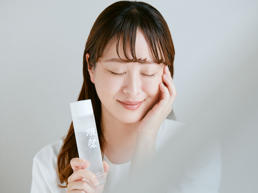 美容家の山本未奈子氏を監修者に迎え、「獺祭らしい上質さや洗練を、肌で感じられるコスメ」をコンセプトに、開発が始まりました。|純米大吟醸 磨き二割三分の酒粕エキス配合『獺祭(だっさい)ビューティ』の「フェイシャル トリートメント マスク」