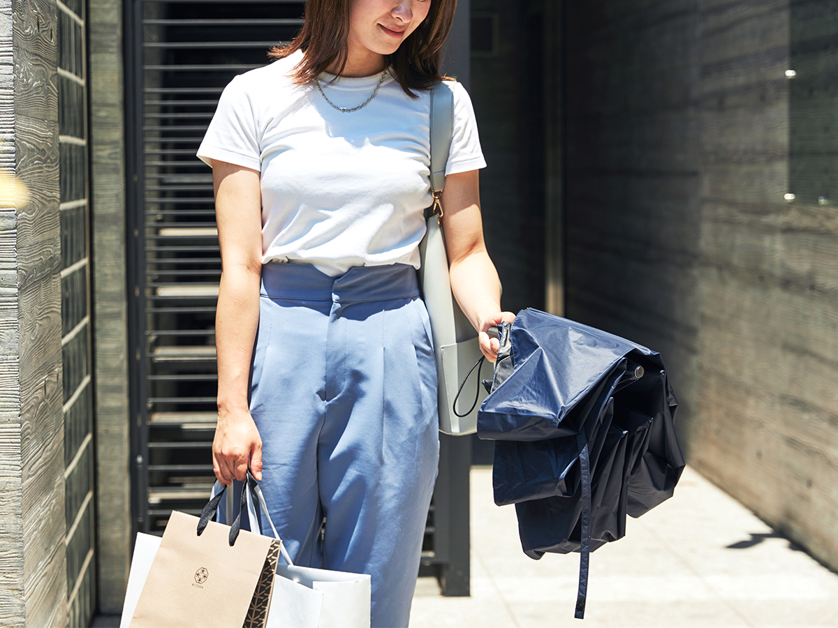 Image: https://1fl0kyr79c.user-space.cdn.idcfcloud.net/photographes/54c329fa84eb860d49cd00d3484b2589.jpg 真夏の猛暑日などは、雨が降らなくても毎日持ち歩きたい自動開閉型の日傘・雨傘|《晴雨兼用》指1本でカンタン開閉!丈夫なコーデュラ生地で仕立てた「自動開閉式折りたたみ遮光傘」|HEAT BLOCK ×CORDURA Fabric|VERYKAL LARGE