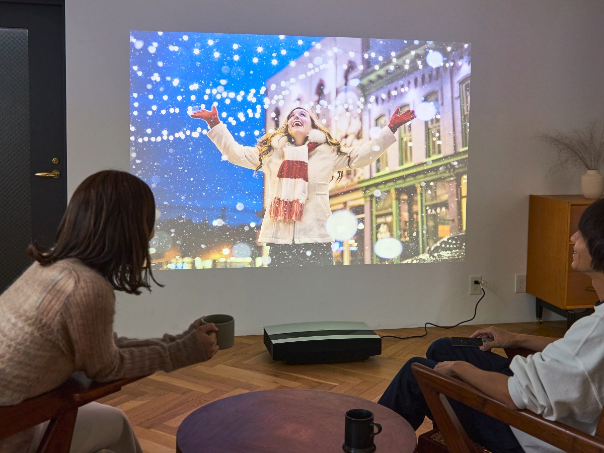 毎話楽しみな海外ドラマ、大興奮のサッカー、感動のライブ、往年の名作映画を大画面で|簡単設定、くっきり明るい4K、胸に迫るサウンド。ドラマに、スポーツに、どっぷり浸れる「家庭用プロジェクター」|XGIMI AURA(エクスジミー オーラ)