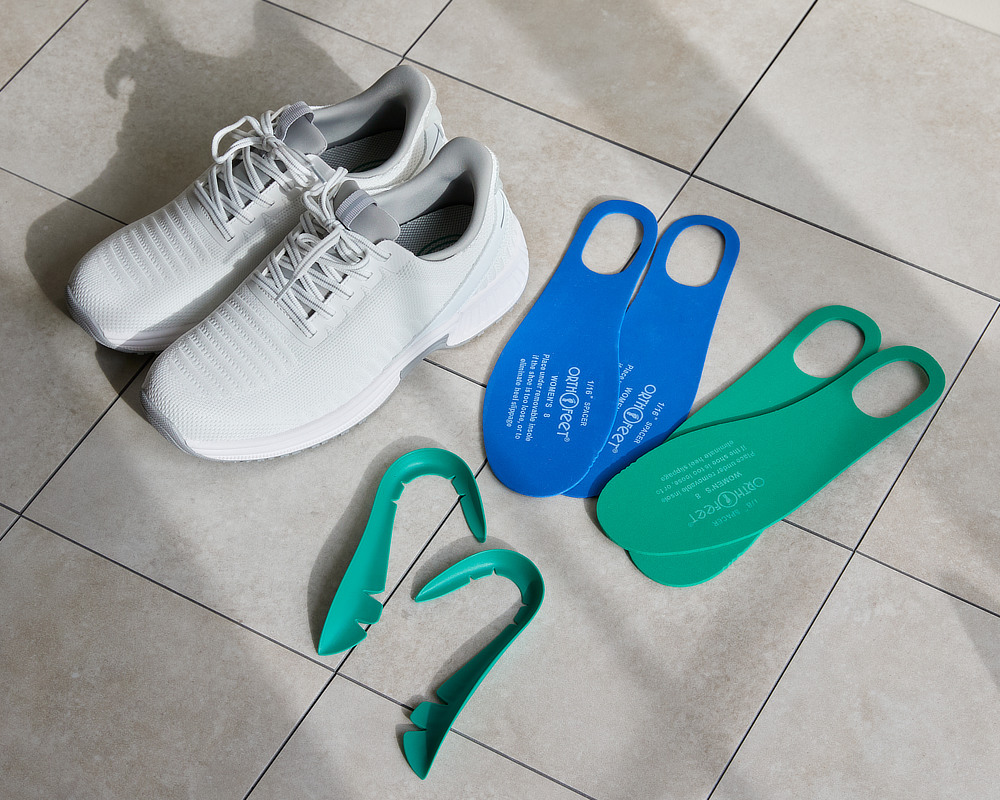 「アーチブースター」と「フィッティングスペーサー」で、履き心地をカスタマイズできる｜スッと履けて、すっぽりフィットする「コンフォートスニーカー」｜Orthofeet（オーソフィート）