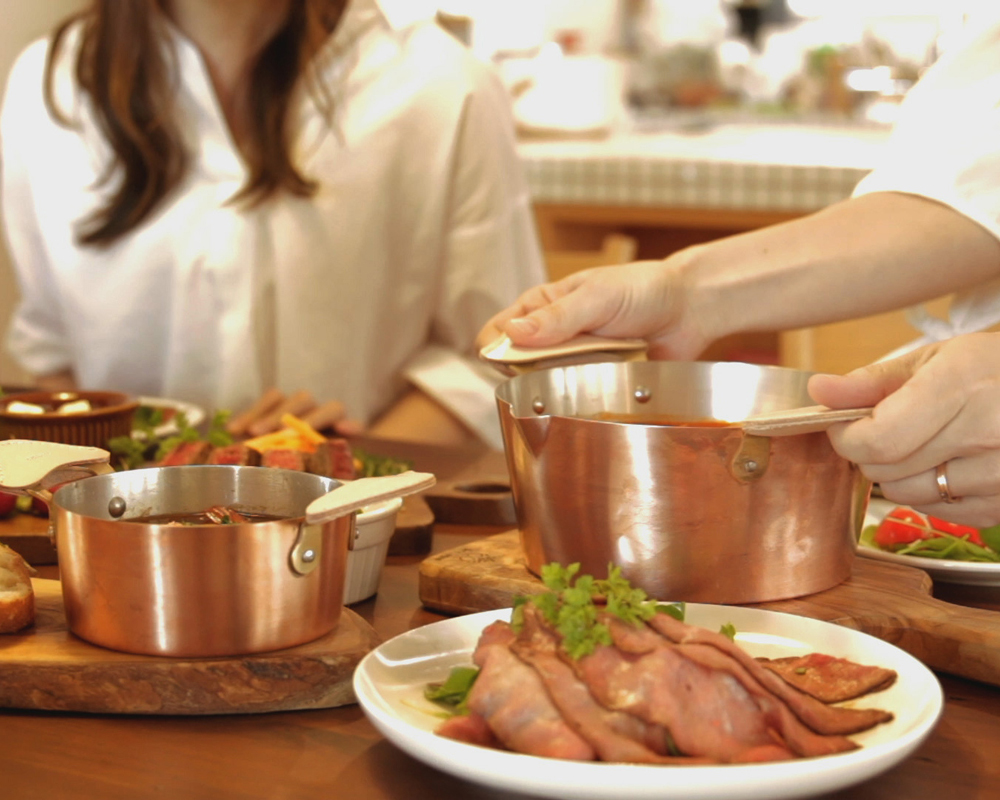 料理によって、鍋やフライパンの素材を使い分けるプロの料理人は多い100%純銅製の鍋とフライパン。調理器具のプレゼント選びに困った時のおすすめ5選