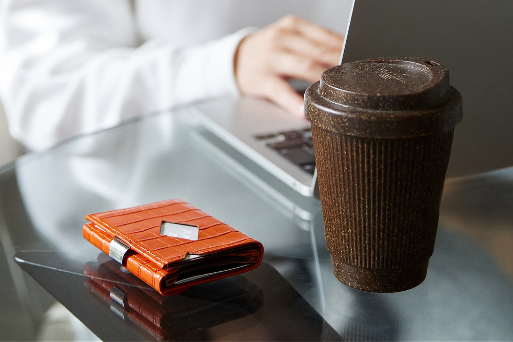 上下気にせず、ポケットにイン|スキミング防止機能付、1軍カードに直アクセス、コイン・お札も入るコンパクト財布(ウォレット)|EXENTRI(エキセントリ)