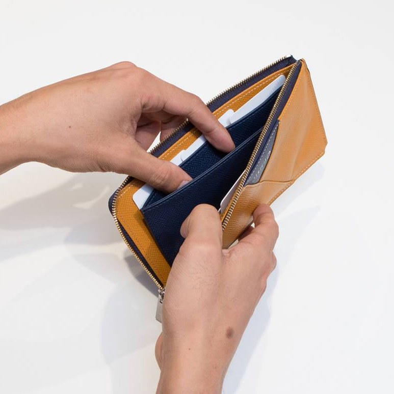 出し入れがスムーズなコインポケット|カードを見える化、支払いも収納もスマートな革財布(ファスナー付き長財布)|ALBERTE