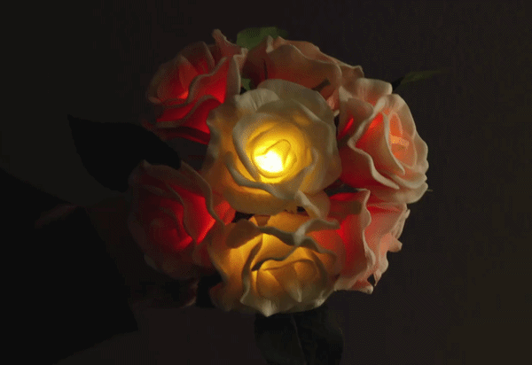 《ギフトセット/ローズ/アロマスプレーと専用ベース付き》昼はアートフラワー、夜はあたたかなムードライトになる「ローズブーケLED(ホワイト)」|VIA K STUDIOヴィアケースタジオ