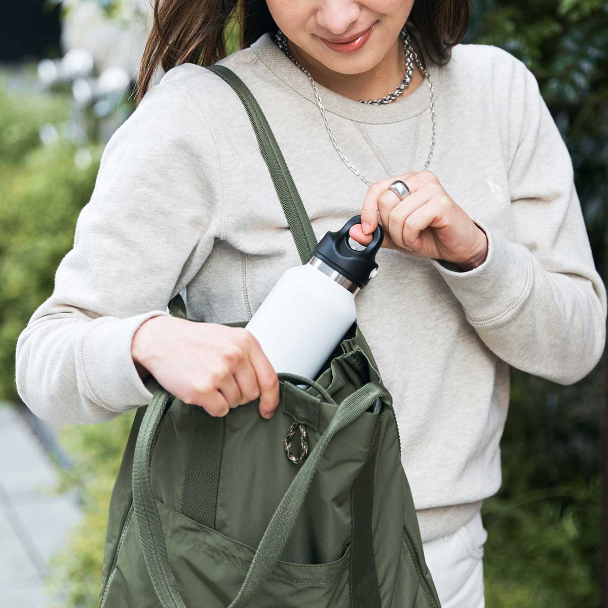 ぺたんこ状態にたたんでも、ミニマムなトートバッグとして、使い勝手が考え抜かれています。薄型トートバッグが大容量バッグに変身するバッグ|WARPトランスフォームジッパーバッグ
