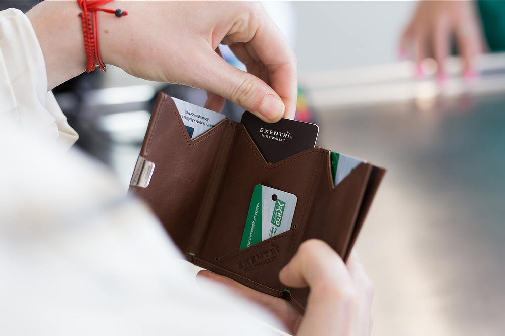360度からの電波をブロック。このステンレスは、留め具と１枚板になっていて、財布の型崩れも防止｜スキミング防止機能付、１軍カードに直アクセス、コイン・お札も入るコンパクト財布（ウォレット）｜EXENTRI（エキセントリ）